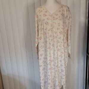 Vtg. Carol Hochman Floral Nightgown with Pink Flowers